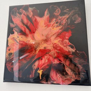 Arte abstracto floral en resina: pintura fluida de color ciruela roja y dorado sobre lienzo.