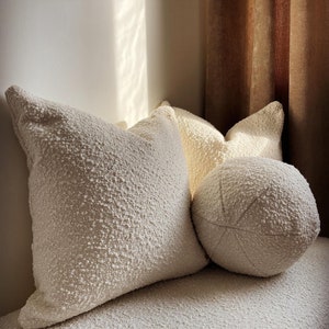 Couverture d'oreiller Bouclé, housse de coussin blanc ivoire, oreiller texturé de luxe, oreiller d'accent décoratif moderne du milieu du siècle image 1