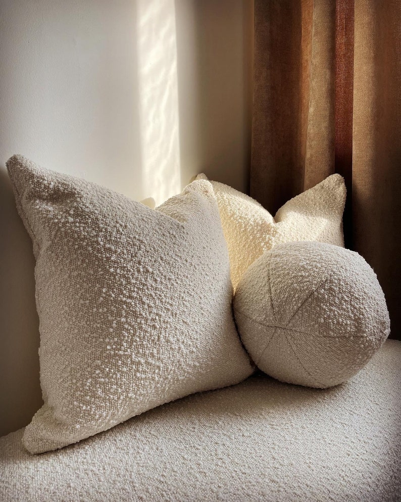 Couverture d'oreiller Bouclé, housse de coussin blanc ivoire, oreiller texturé de luxe, oreiller d'accent décoratif moderne du milieu du siècle image 1
