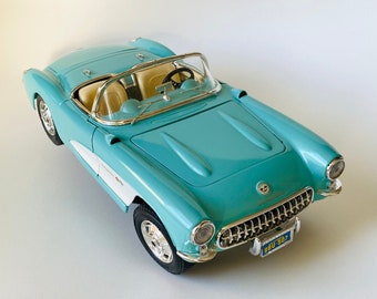BURAGO® 1957 Chevrolet® Corvette 1/18 Scale Diecast cod. 3024. NEW