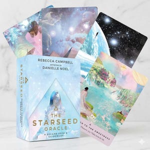 Puede incluir: Un letrero de madera rústico con el texto "Welcome to our home" en letras blancas. El letrero presenta un acabado envejecido y un diseño sencillo y acogedor, ideal para la decoración de la puerta principal.