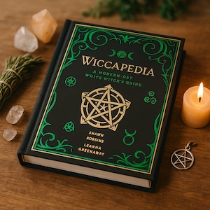 以下が含まれることがあります： 「Wiccapedia: A Modern-Day White Witch's Guide」というタイトルの黒いハードカバーの本で、金色の文字と緑色のアクセントが施されています。表紙には、金色の縁取りのある五芒星と三日月のシンボルが描かれています。