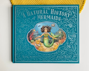 Guía de campo sobre la historia natural del folclore de las sirenas, libro de Emily Hawkins, ilustraciones y pinturas de sirenas, cubierta de tela en relieve.