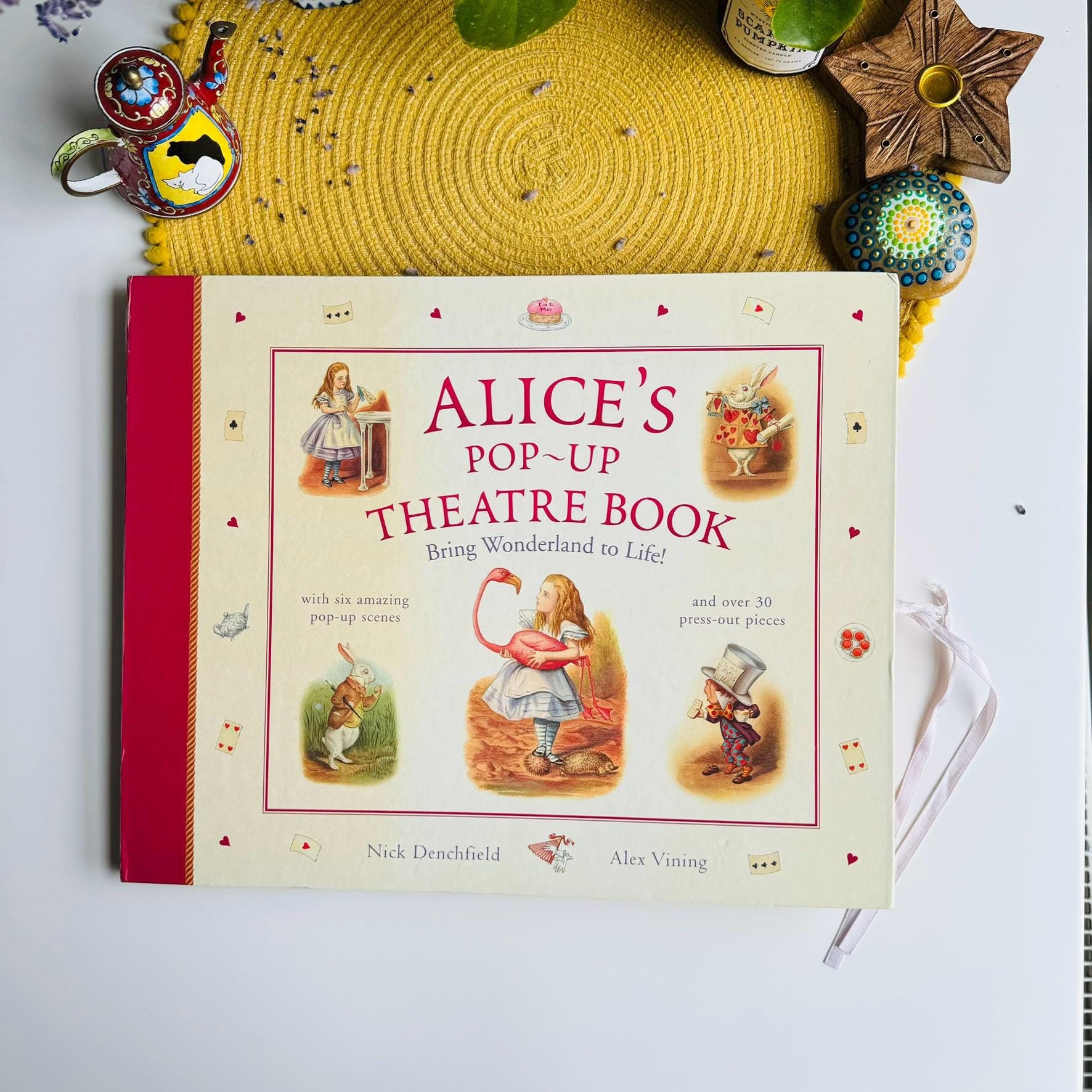 最新モデル Alice's Pop-up Theatre Book, Nick Denchfield, Alice in 絵本・児童書