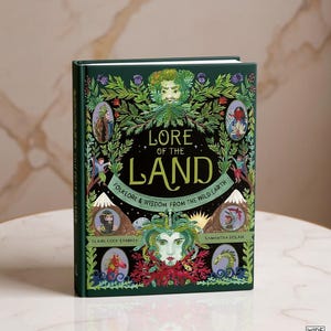 Puede incluir: Un libro de tapa dura titulado "Lore of the Land" con una cubierta verde oscuro. La cubierta presenta ilustraciones de caras, plantas y el texto "Folklore & Wisdom from the Wild Earth". El libro está sobre una superficie de mármol blanco.