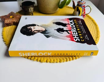 SHERLOCK CHRONICLES 洋書　レア Amazon.com: Sherlock: Chronicles: 9781849907620: Tribe, Steve: Books