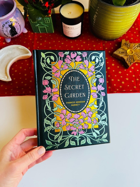 The Secret Garden Book by Frances Hodgson Burnett, Chartwell Deluxe Editions, Green Floral Hardback