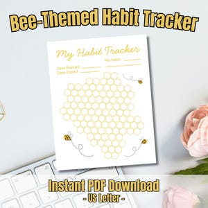 Op de afbeelding: Een witte, printbare "Bee-Themed Habit Tracker" met een honingraatontwerp en bijenillustraties. De tekst "My Habit Tracker" staat bovenaan, met ruimte voor data en gewoontes. De tekst "Instant PDF Download - US Letter" staat onderaan.