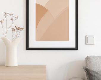 Puede incluir: Un cuadro con marco negro que contiene una impresión de arte abstracto. La obra presenta formas curvas superpuestas en tonos beige y marrón. La impresión mide 30x40 cm. Un jarrón blanco con flores secas está sobre una mesa de madera.