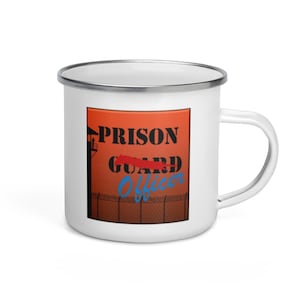 Puede incluir: Taza de esmalte blanco con un gráfico rojo y naranja de una valla de prisión y una torre de vigilancia. El texto "PRISON GUARD" está en negro con una línea roja que atraviesa "GUARD" y el texto "Officer" está en azul.