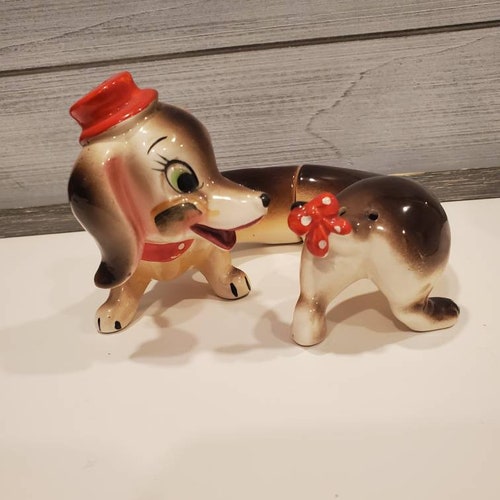 Salières et poivrières anthropomorphes à gauche vintage