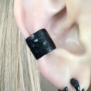 Wide Ear cuff, Hammered ear cuff, Cuff earring, no piercing earring, single earring, fake cartilage, fake piercing ,black ear cuff