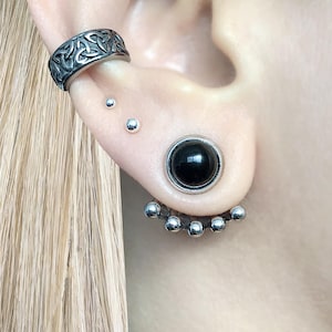 Pendientes circulares negros por delante y por detrás, con bola de acero inoxidable.