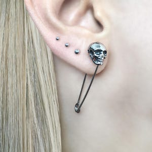 Skull earrings, Skull pin earring, safety pin earrings, Gothic earrings, skull safety pin earrings, unisex earrings, skull jewelry