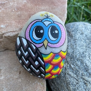 LuckyOwl Pintado PRIDE Búho de Piedra