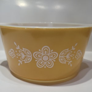 Vintage pyrex #473 butterfly gold casserole dish, no lid , 1 quart,