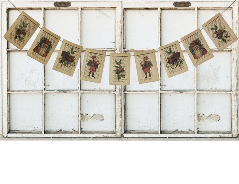 Puede incluir: Una festiva guirnalda navide&ntilde;a colgada frente a una ventana blanca. La guirnalda presenta tarjetas rectangulares de estilo vintage con ilustraciones navide&ntilde;as, incluyendo a Pap&aacute; Noel, un trineo y arreglos florales. Las tarjetas est&aacute;n impresas en papel envejecido.