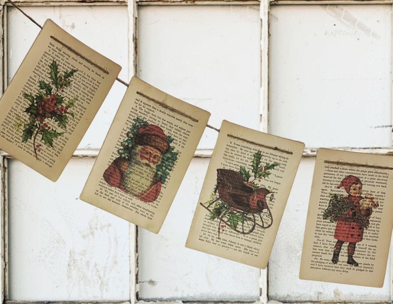 Puede incluir: Un adorno navide&ntilde;o hecho con p&aacute;ginas de libros antiguos. Cada p&aacute;gina rectangular presenta una ilustraci&oacute;n diferente con tem&aacute;tica navide&ntilde;a, incluyendo acebo, Pap&aacute; Noel, un trineo y un ni&ntilde;o con un &aacute;rbol de Navidad. Las p&aacute;ginas est&aacute;n unidas con hilo.