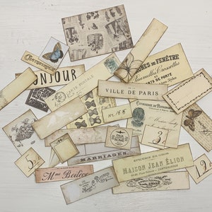 Puede incluir: Una colecci&oacute;n de etiquetas de papel de estilo vintage con varios dise&ntilde;os y textos, incluyendo "Bonjour", "Carte Postale", "Ville de Paris", "Marriages" y "Maison Jean Elion". Las etiquetas son en tonos beige, marr&oacute;n y crema, con algunas que presentan patrones florales y geom&eacute;tricos.