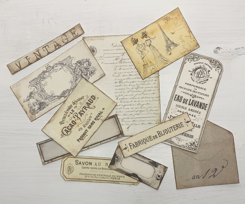 Puede incluir: Colecci&oacute;n de ef&iacute;meras vintage que incluye una variedad de art&iacute;culos de papel, como una etiqueta para Cacao-Payraud, una etiqueta para Savon au N, una etiqueta para Eau de Lavande y un anuncio vintage para una joyer&iacute;a. La colecci&oacute;n tambi&eacute;n incluye una nota manuscrita con el texto "an 1/2".