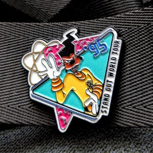 Pin de esmalte de 1,5" de Powerline Retro Style Stand Out World Tour