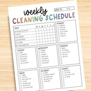 Puede incluir: Una lista de verificaci&oacute;n de planificaci&oacute;n de limpieza semanal imprimible con un t&iacute;tulo de color arco&iacute;ris. La lista de verificaci&oacute;n incluye tareas diarias, semanales y diarias. Los d&iacute;as de la semana se enumeran en la parte superior de la lista de verificaci&oacute;n.