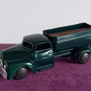 Tekno Denmark „Dodge truck” z lat 60. z kłód prawdziwego drewna, zielony metaliczny, miętowy