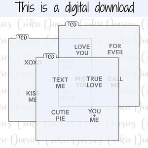 Op de afbeelding: Een digitale download van negen koekjessjablonen met verschillende romantische zinnen, waaronder "Love You", "For Ever", "XOXO", "Kiss Me", "Text Me", "Miss You", "True Love", "Call Me", "Cutie Pie" en "You + Me".