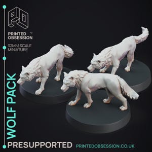 Puede incluir: Tres miniaturas de lobo blanco en un paquete, posadas en una postura de caza. Las miniaturas son de escala 32 mm y están pre-soportadas para la impresión 3D. La imagen incluye el texto "Wolf Pack" y "Presupported".