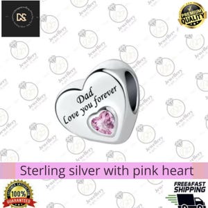 Puede incluir: Un charm en forma de corazón de plata de ley con las palabras "Dad Love you forever" grabadas. El charm presenta una gema rosa en forma de corazón más pequeña en el centro. El texto "Sterling silver with pink heart" está en la parte inferior.