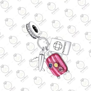 Könnte beinhalten: Ein silberner Charm-Anhänger mit Reise-Themen-Anhängern. Der Charm zeigt einen Reisepass, einen rosa Koffer und ein kleines Flugzeug. Der Charm ist an einem silbernen Ring mit dekorativem Verschluss befestigt.