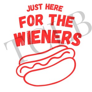 Op de afbeelding: Op een witte achtergrond staat in rode tekst "JUST HERE FOR THE WIENERS" boven een rode lijntekening van een hotdog. De tekst en de hotdog zijn in een vet, speels lettertype.