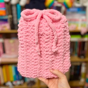 Borsa rosa all'uncinetto // Custodia protettiva // Borsa da viaggio // Borsa libro tascabile // Piccola borsa da libro con copertina rigida // Fatta a mano // Uncinetto grosso