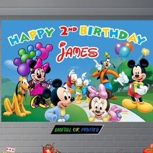 Puede incluir: Una pancarta de cumpleaños colorida con Mickey Mouse, Minnie Mouse, Donald Duck, Goofy y Pluto. La pancarta dice "Feliz 2º cumpleaños James".
