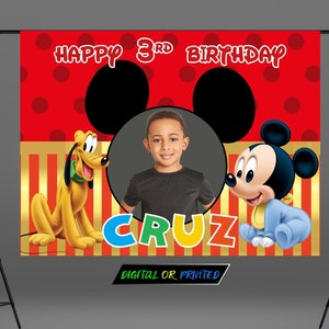 Op de afbeelding: Rode en gouden Mickey Mouse-thema verjaardag achtergrond met een foto-uitsparing, met Mickey Mouse, Pluto en de tekst "Happy 3rd Birthday Cruz".
