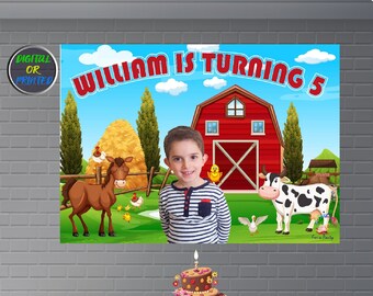 Puede incluir: Un telón de fondo para una fiesta de cumpleaños con un granero rojo, una pila de heno, un caballo marrón, una vaca blanco y negro y un niño con una camisa a rayas. El telón de fondo dice "William cumple 5 años".