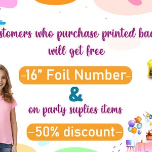 Puede incluir: Un gr&aacute;fico que promociona una venta de telones de fondo impresos y art&iacute;culos para fiestas. El gr&aacute;fico presenta a una ni&ntilde;a haciendo un gesto de OK, una impresora y n&uacute;meros dorados en l&aacute;mina 1, 2 y 3. El texto dice "Nuestros clientes que compran telones de fondo impresos obtienen gratis -16" N&uacute;mero en l&aacute;mina - & en art&iacute;culos para fiestas -50% de descuento -"