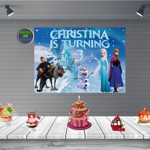 Puede incluir: Un banner de fiesta de cumplea&ntilde;os con tem&aacute;tica de Frozen con Elsa, Anna, Olaf y Kristoff. El banner dice "Christina cumple 3 a&ntilde;os".