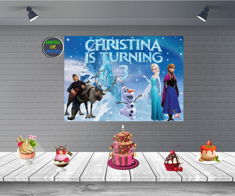 Puede incluir: Un banner de fiesta de cumplea&ntilde;os con tem&aacute;tica de Frozen con Elsa, Anna, Olaf y Kristoff. El banner dice "Christina cumple 3 a&ntilde;os".