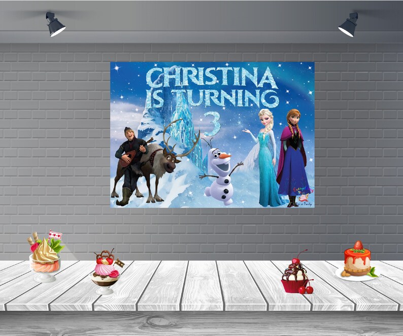 Puede incluir: Un tel&oacute;n de fondo de fiesta de cumplea&ntilde;os con tem&aacute;tica de Frozen con Elsa, Anna y Olaf. El tel&oacute;n de fondo es azul con copos de nieve blancos y un castillo en el fondo. El texto "Christina cumple 3 a&ntilde;os" est&aacute; escrito en letras doradas brillantes.