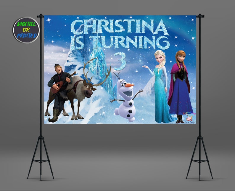 Puede incluir: Un tel&oacute;n de fondo para fiesta de cumplea&ntilde;os con tem&aacute;tica de Frozen con Elsa, Anna, Olaf, Kristoff y Sven. El tel&oacute;n de fondo es azul con un fondo nevado y un castillo en la distancia. El texto "CHRISTINA IS TURNING 3" est&aacute; impreso en una fuente blanca y brillante.