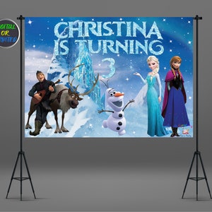Puede incluir: Un banner de cumplea&ntilde;os con tem&aacute;tica de Frozen con Elsa, Anna, Olaf y Kristoff. El banner es azul con un dise&ntilde;o de copo de nieve blanco y dice "Christina cumple 3 a&ntilde;os".