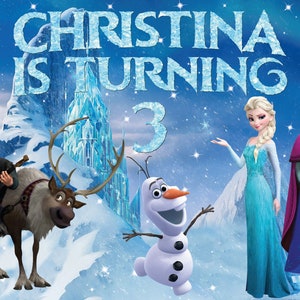 Puede incluir: Un tel&oacute;n de fondo de fiesta de cumplea&ntilde;os con tem&aacute;tica de Frozen con Elsa, Anna, Olaf, Kristoff y Sven. El tel&oacute;n de fondo es azul con copos de nieve y estrellas blancas. El texto "CHRISTINA IS TURNING 3" est&aacute; escrito en una fuente brillante.