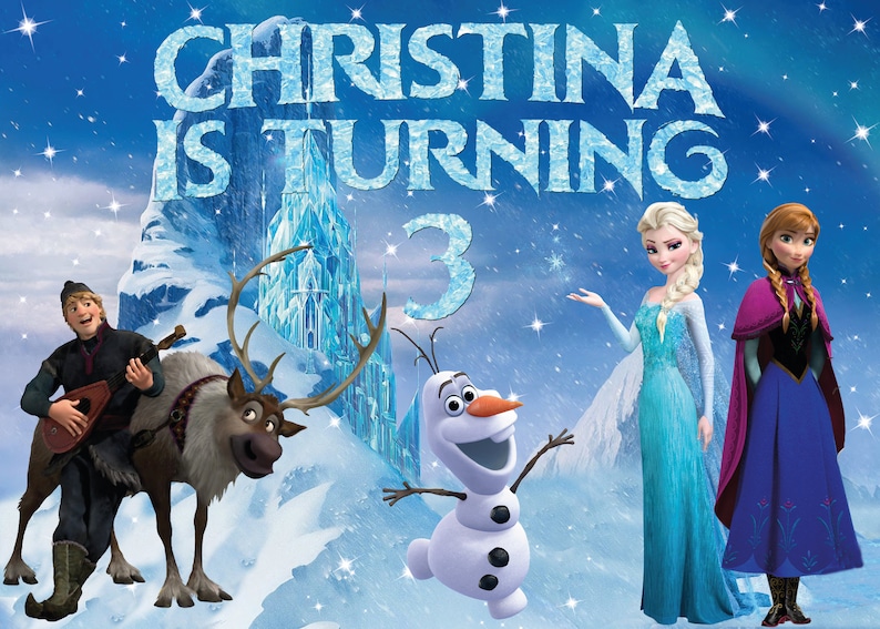 Puede incluir: Un tel&oacute;n de fondo de fiesta de cumplea&ntilde;os con tem&aacute;tica de Frozen con Elsa, Anna, Olaf, Kristoff y Sven. El tel&oacute;n de fondo es azul con copos de nieve y estrellas blancas. El texto "CHRISTINA IS TURNING 3" est&aacute; escrito en una fuente brillante.