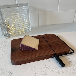 Small Cheeseboard w/cutter