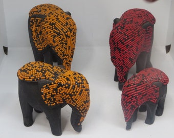 Éléphants ornés de perles rouge orange, Éléphants en bois, Éléphant sculpté à la main, Art africain, Décoration d'intérieur africaine, Éléphants d'Afrique, Sculpté à la main au Ghana