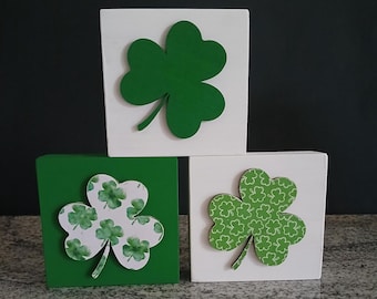 Décoration de la Saint-Patrick, décor de plateau à plusieurs niveaux shamrock, blocs de bois de trèfle, décoration d'intérieur pour la Saint-Patrick, décoration en bois de feuille de trèfle
