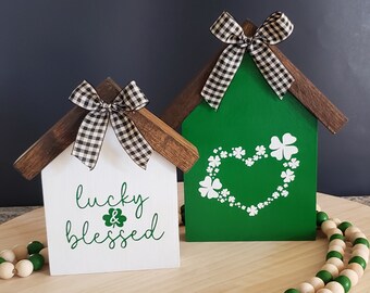Maison de la Saint-Patrick | Maison en bois | Trèfles | Chanceux et béni | Trèfles | Décoration St. Patty | Décor de plateau à plusieurs niveaux | Décoration irlandaise