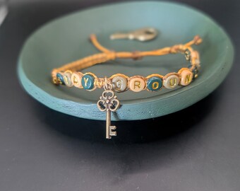 Pulsera ajustable "Mantente conectado a la tierra": cordón encerado, cuentas vintage, nudo cuadrado, dije de llave de estilo antiguo.