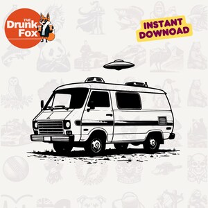 Camper Van perto de Roswell SVG | Cena de estrada no deserto com placa de queda de OVNI | Acampamento Conspiracy SVG
